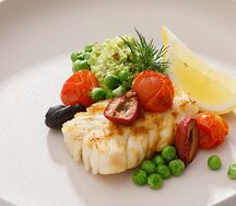 Треска с томлеными томатами и мятым авокадо