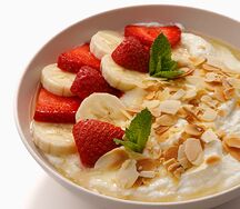 Взбитый творог с бананом и клубникой