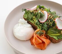 Тост с авокадо, гуакамоле и свежим редисом