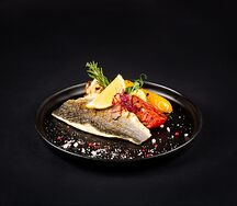 Филе сибаса на гриле с овощами и зеленым маслом