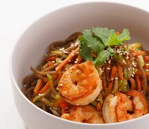 Гречневая лапша с креветками и овощами