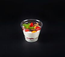 Йогуртовое парфе с гранолой и ягодами