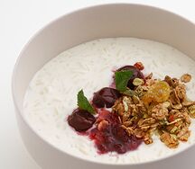 Рисовая каша на кокосовом молоке с вишней