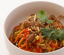 Гречневая лапша с говядиной и овощами