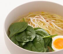 Суп-лапша с куриным филе, шпинатом и яйцом