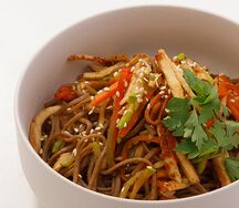 Гречневая лапша с куриным филе и овощами