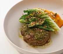 Стейк из говяжьей вырезки с пюре из тыквы и жареным романо