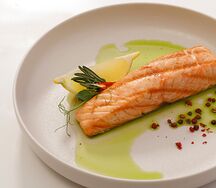 Лосось с зеленым маслом и лимоном на гриле