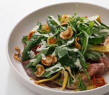 Ростбиф с рукколой, артишоками и чипсами из топинамбура