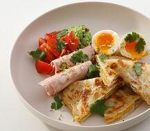 Индийская лепешка роти с хумусом, авокадо, яйцом всмятку и мортаделлой