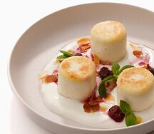 Сырники со сметаной и вишней