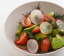 Салат из свежих овощей с соусом песто