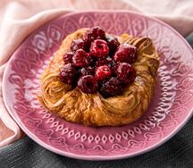 Большая плюшка с ягодами