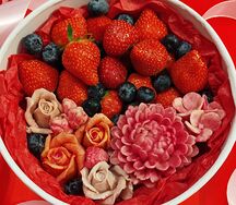 Набор Цветы из зефира со свежими ягодами клубники и голубики