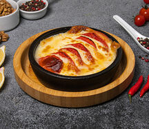 Жареный сыр сулугуни с помидорами на кеци