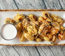 Попкорн из мидий с ореховым соусом
