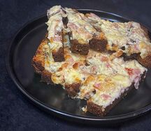 Гренки запеченные с сыром и беконом