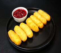 Палочки Сырные с брусничным соусом