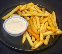 Картофель фри с сырным соусом