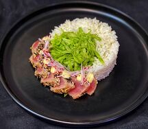 Стейк тунца с соусом из маракуйи и рисом басмати