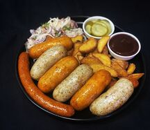 Ассорти колбасок с картофелем беби и квашеной капустой