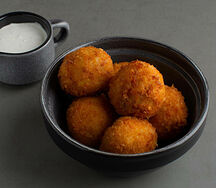 Крокеты с соусом блю чиз