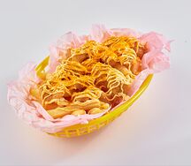 Картофель фри с куриным попкорном, сырным соусом и посыпкой