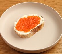 Бутерброд с икрой и взбитым маслом