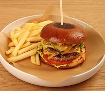 Чизбургер с двойной котлетой из мраморной говядины, картофель фри, сырный соус 