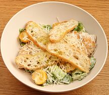 Салат Цезарь с куриной грудкой гриль 