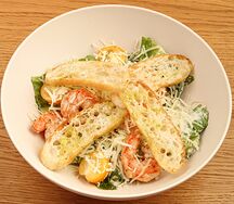 Салат Цезарь с креветками 