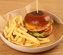 Бургер Филе-о-фиш с лососем и креветками, картофель фри с сырным соусом