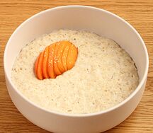 Каша овсяная с сезонными фруктами 