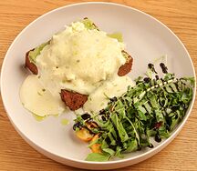 Бриошь с авокадо, скрэмблом и голландским соусом 