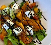 Салат с запеченной тыквой и хурмой