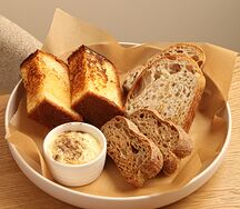 Хлебная корзина со взбитым маслом 