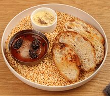 Паштет из куриной печени со свежим хлебом и вареньем из еловых шишек 