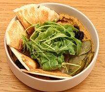 Хумус с солениями и лепешкой