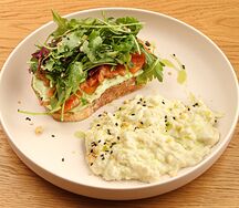 Тартин с лососем, скремблом и микс-салатом