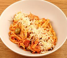 Паста с креветками в пряном соусе и пармезаном 