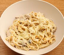 Паста с куриной грудкой, грибами и пармезаном на сливочном соусе 