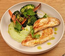 Куриная грудка с сезонными овощами гриль