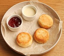 Сырники со сгущенкой и клубничным джемом