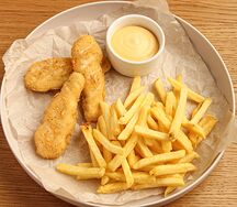 Картофель фри и куриные стрипсы с сырным соусом