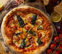Пицца с печеным баклажаном, чесноком и острым перцем 