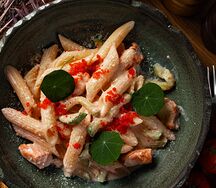 Пенне с копченым лососем и кабачком