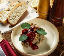 Паштет из куриной печени с вишневым джемом