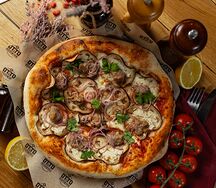 Пицца с кебабом из ягненка, баклажаном и луком