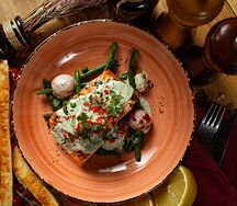 Форель на гриле с соусом из креветок