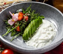 Салат с клубникой и страчателлой